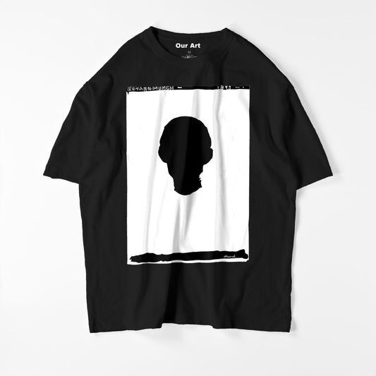 Autoportrait au bras de squelette (t-shirt noir)